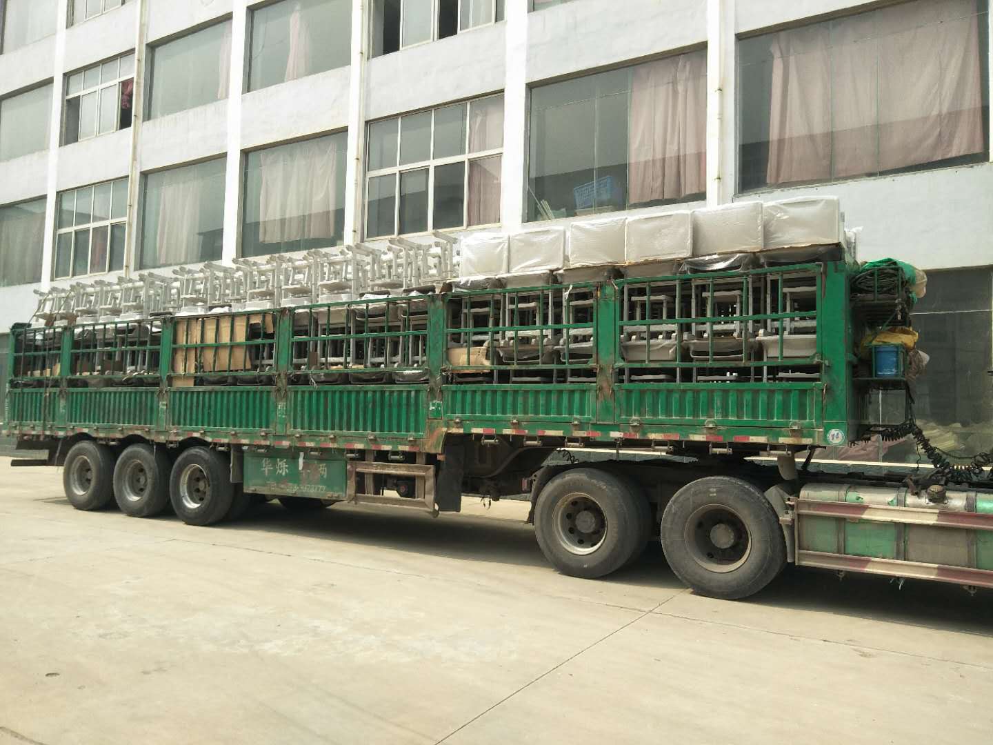 案例|睿學(xué)卓藝4000余套課桌椅批量發(fā)貨，交付客戶